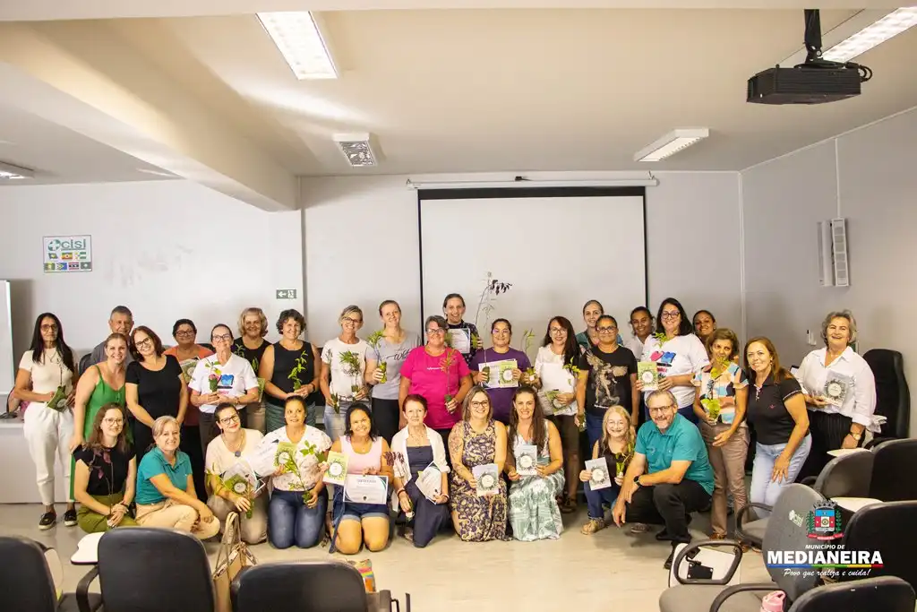 Participantes do curso sobre o Uso Popular das Plantas Medicinais recebem certificado de conclusão