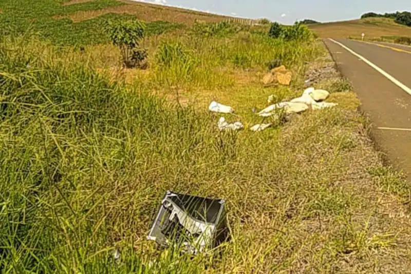 DER/PR alerta para riscos do descarte irregular de lixo em rodovias estaduais Foto: DER-PR