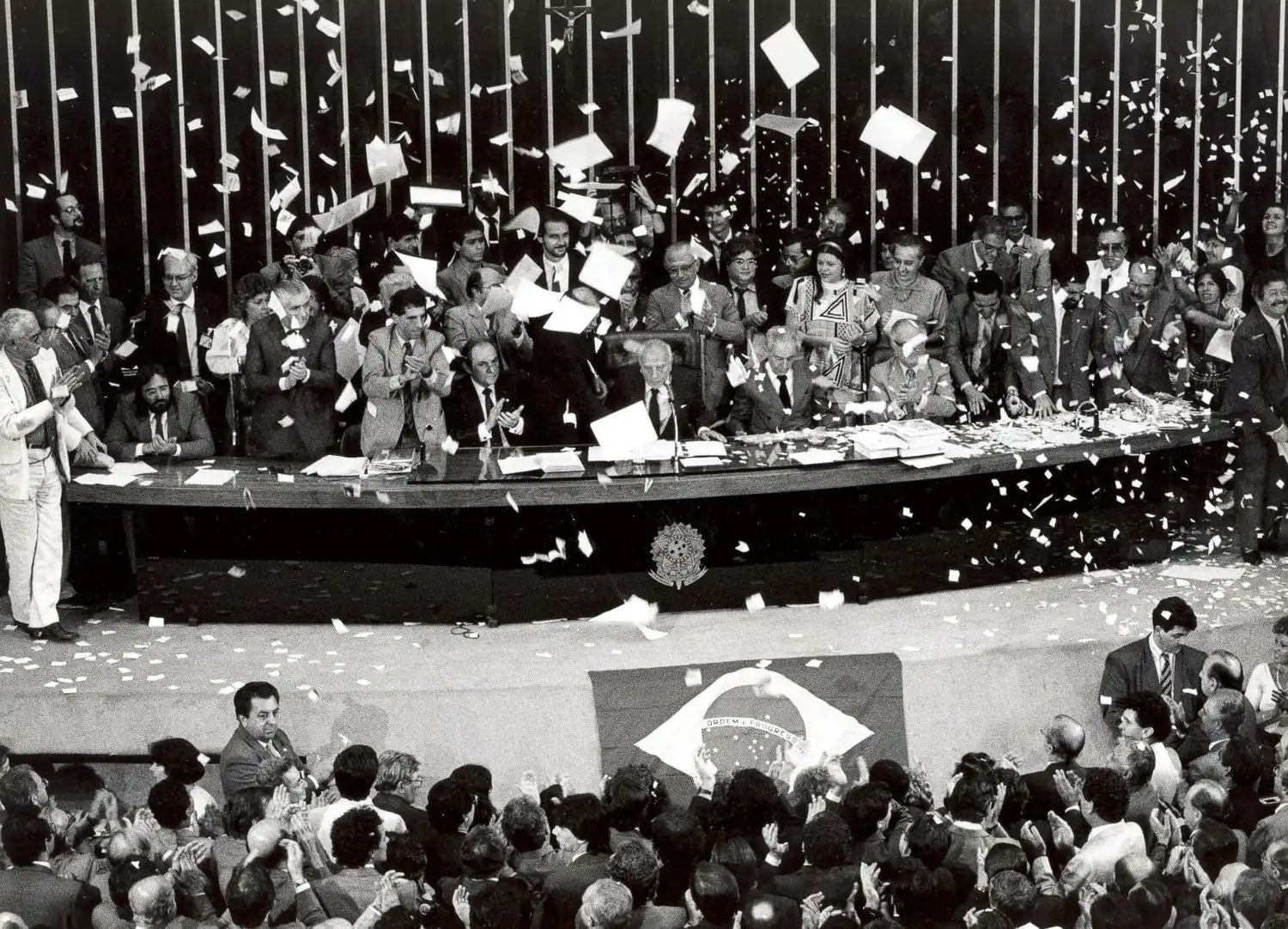 Imagem da sessão solene realizada na Câmara dos Deputados, em Brasília, que mais tarde naquele ano, no dia 05 de outubro viria a acontecer, para a promulgação da Constituição de 1988 - ao centro, o presidente da Assembleia Constituinte e deputado federal,