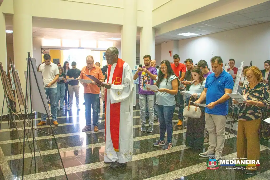 Via Sacra é celebrada no hall de entrada da prefeitura