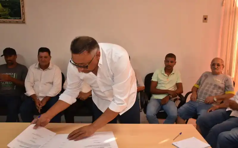 Assinatura de ordem de serviço para recuperação de 20 nascentes de água