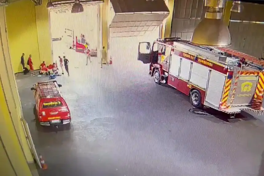 Em Foz do Iguaçu, bombeiros se revezam para ajudar bebê que tinha se afogado em piscina Foto: CBMPR