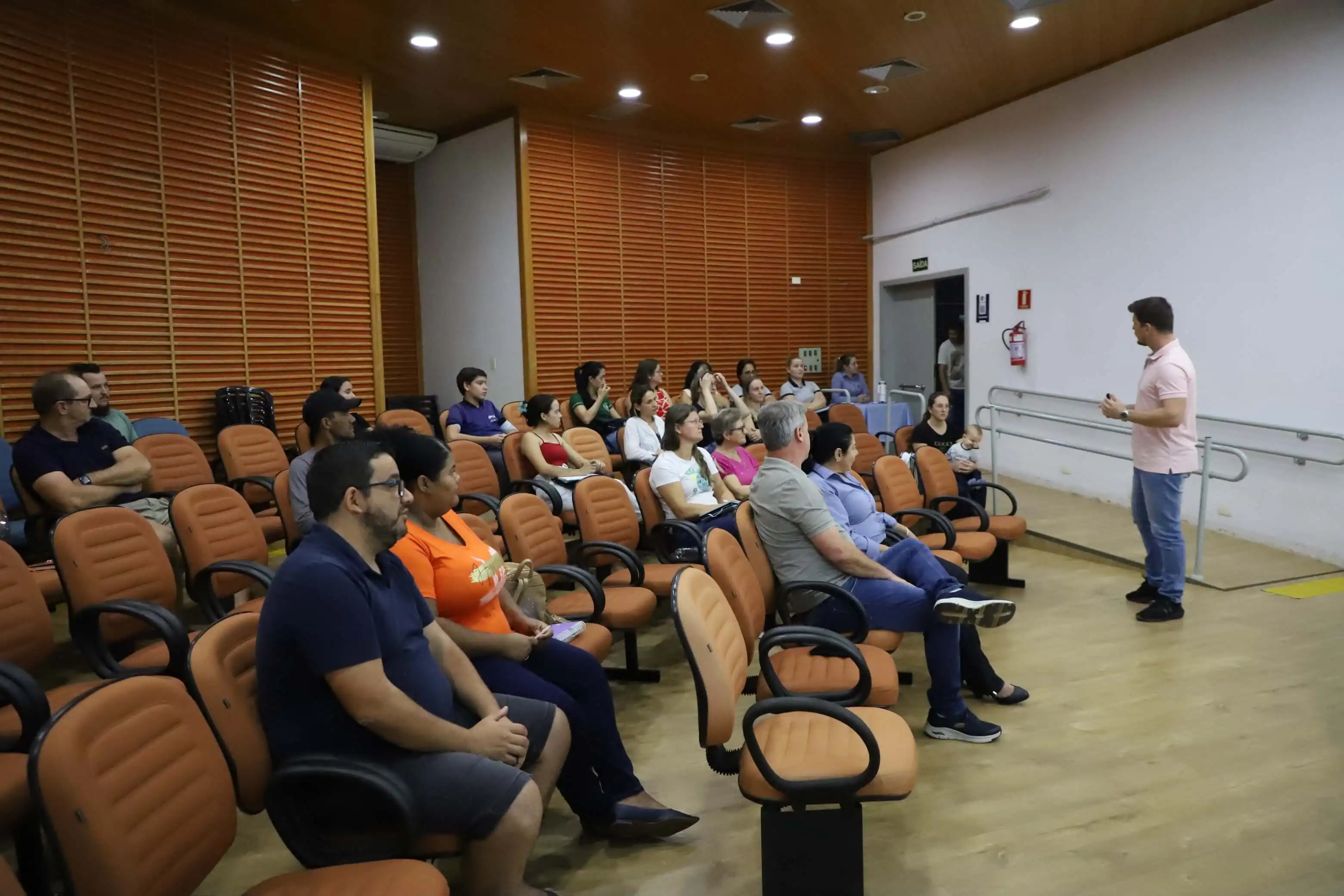 Palestra sobre gestão financeira e emissão de notas fiscais envolve MEIs em Itaipulândia