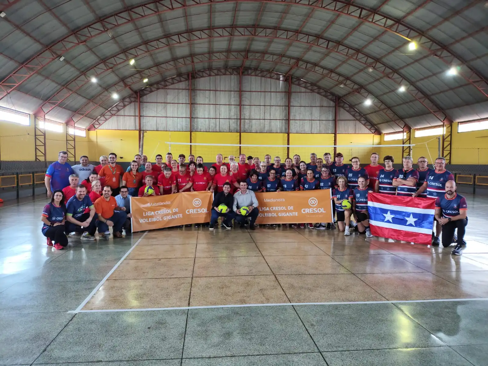 Equipes recebem uniformes da Liga Cresol Vôlei Gigante