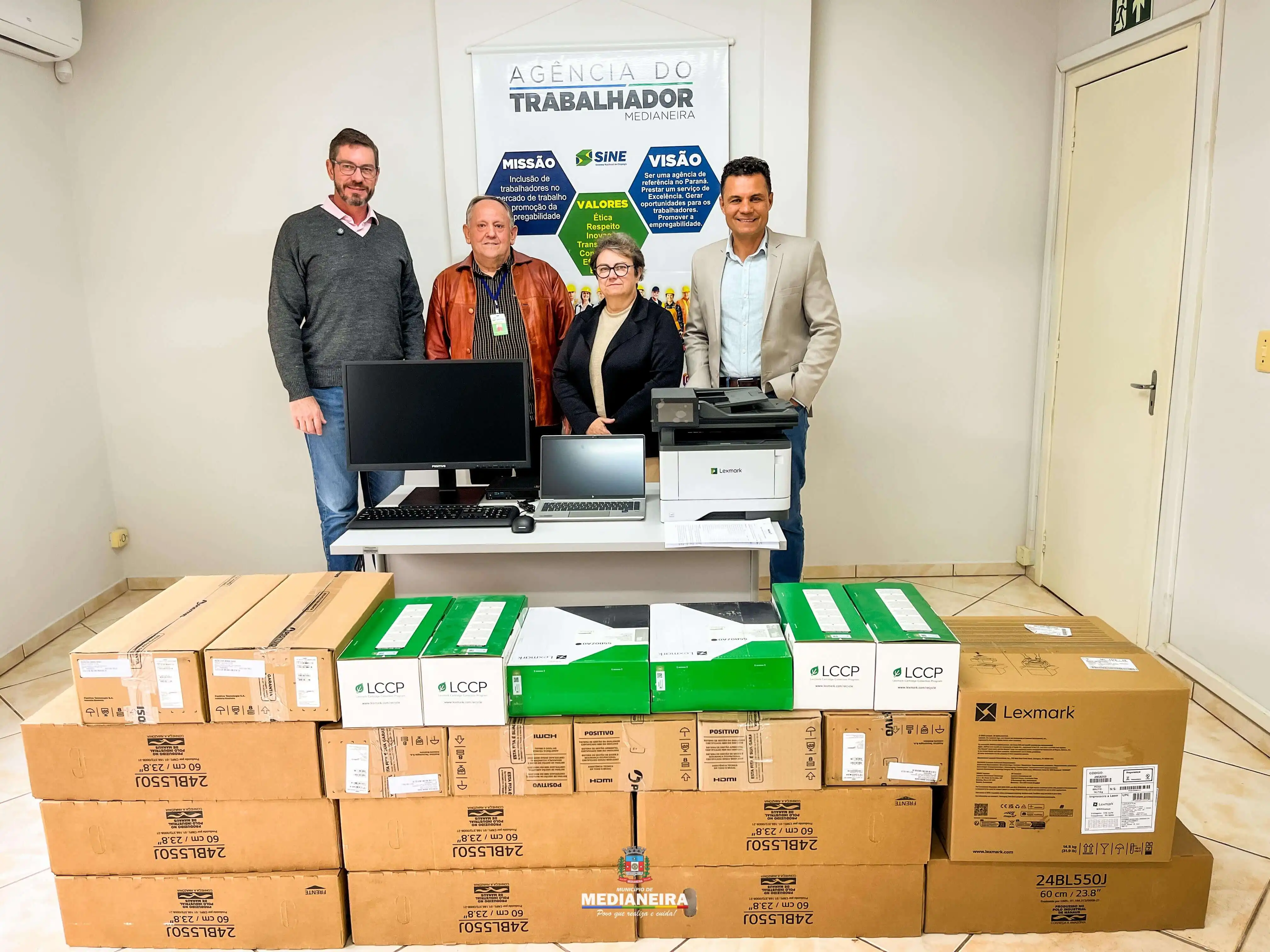 Agência do Trabalhador de Medianeira recebe novos equipamentos para reforçar o atendimento e qualificação