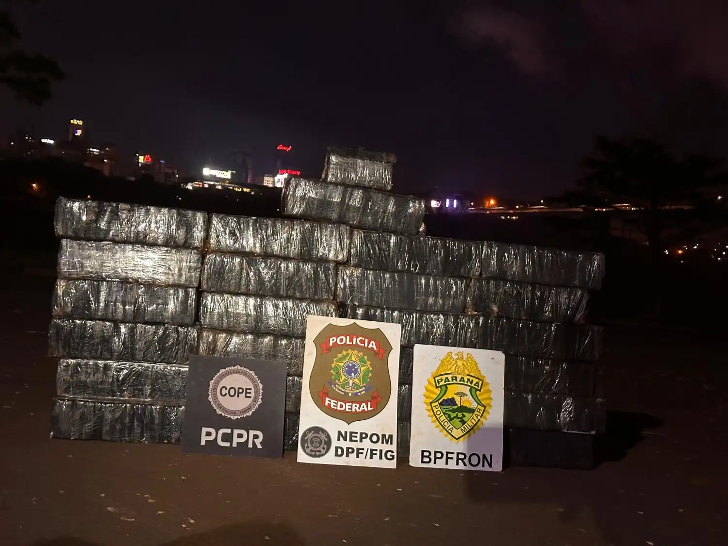 Ação entre PMPR, PCPR e PF apreende meia tonelada de maconha em Foz do Iguaçu Foto: PCPR