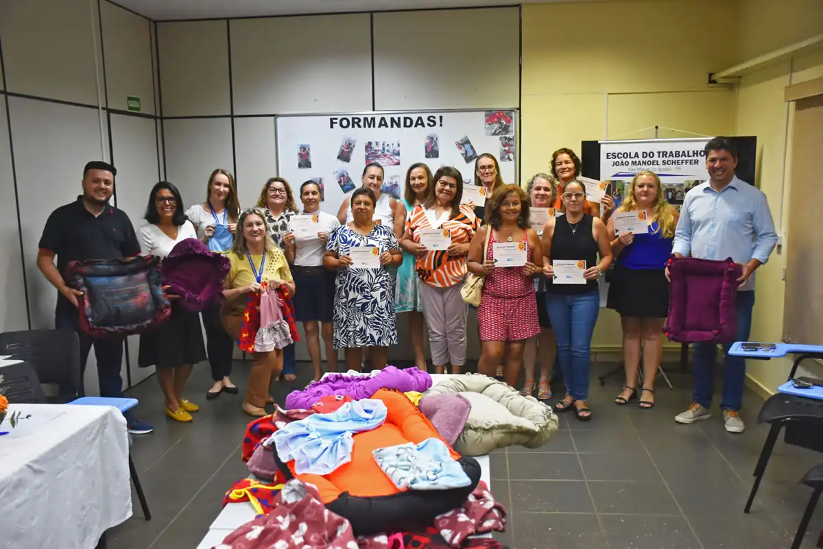 Governo Municipal e Senai realizam encerramento do curso de confecção de roupas para pet