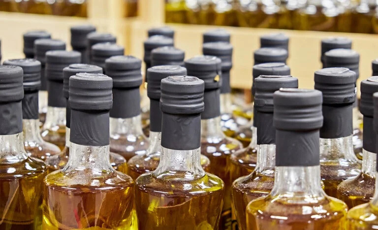 Fiscalização apreende mais de 30 mil litros de azeite adulterado
