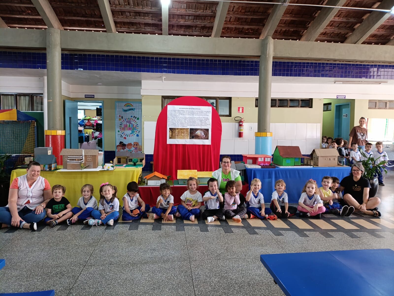 Cmei Moacir Micheletto realiza exposição de diferentes tipos de moradias