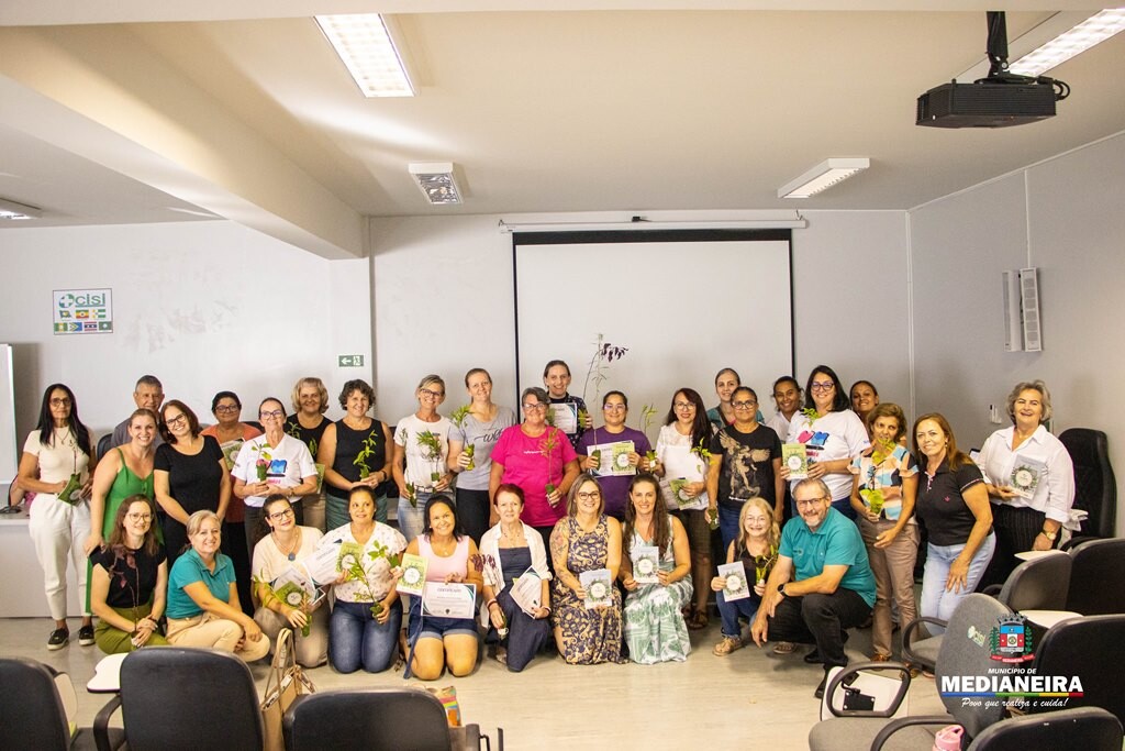 Participantes do curso sobre o Uso Popular das Plantas Medicinais recebem certificado de conclusão