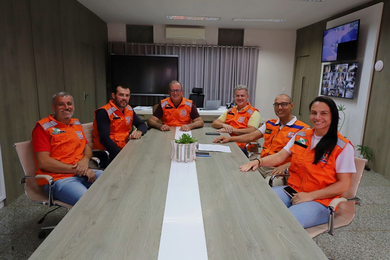 Prefeito e Vice de Itaipulândia recebem representantes da Defesa Civil local e regional