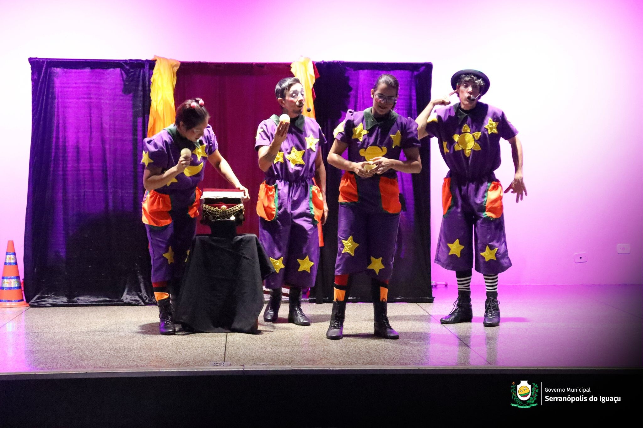 Brincadeira Circo Show realiza espetáculo para alunos da rede municipal de ensino