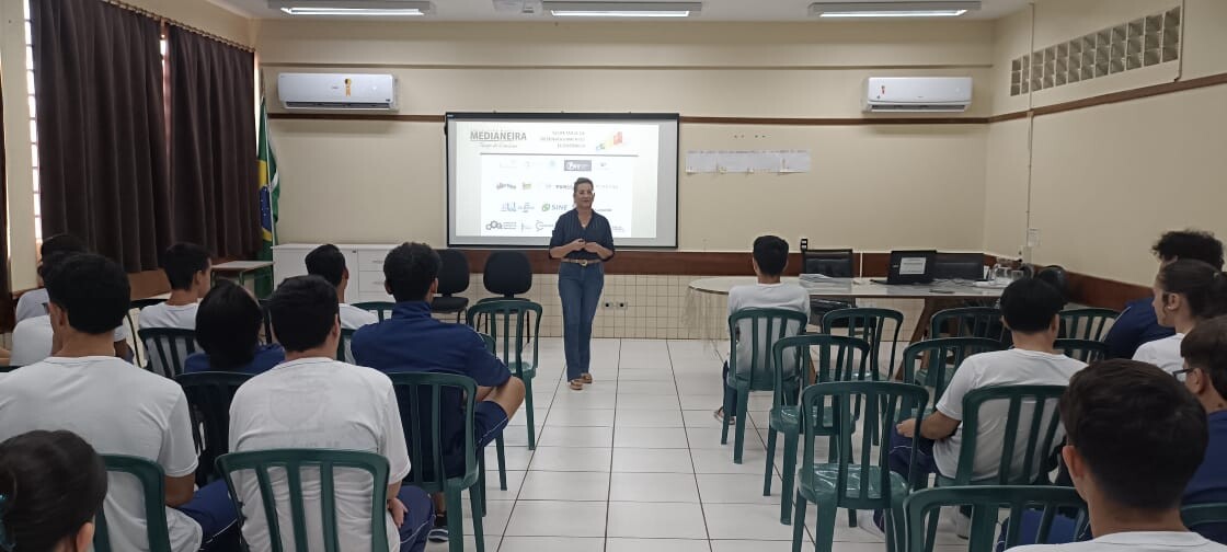 Secretaria de Desenvolvimento Econômico apresenta panorama econômico para estudantes da Escola Cívico-Militar