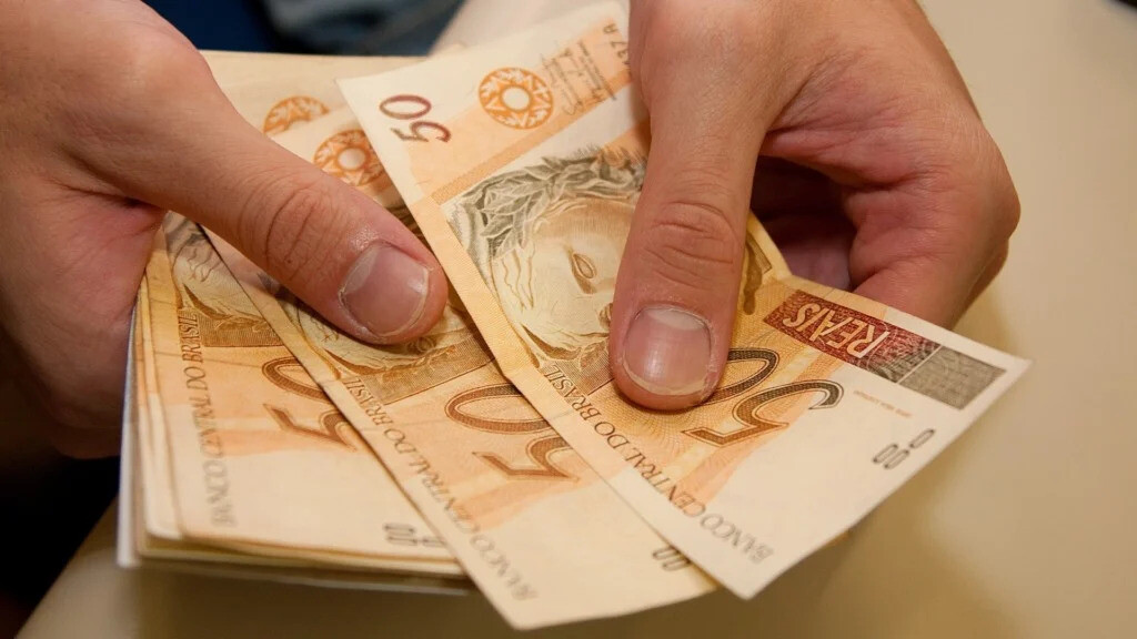 Décimo terceiro antecipado injetará R$ 73,3 bi na economia; veja calendário