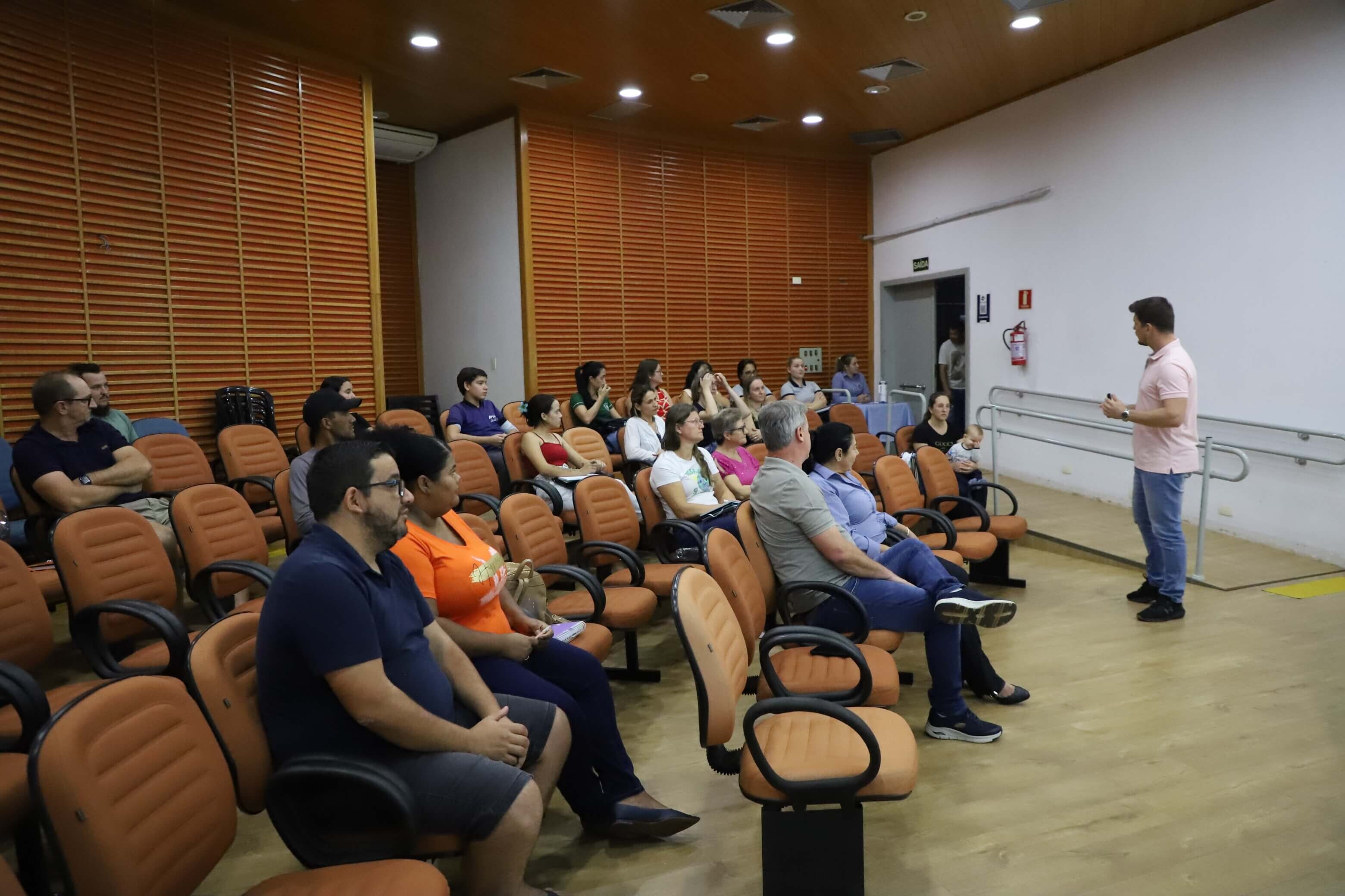 Palestra sobre gestão financeira e emissão de notas fiscais envolve MEIs em Itaipulândia