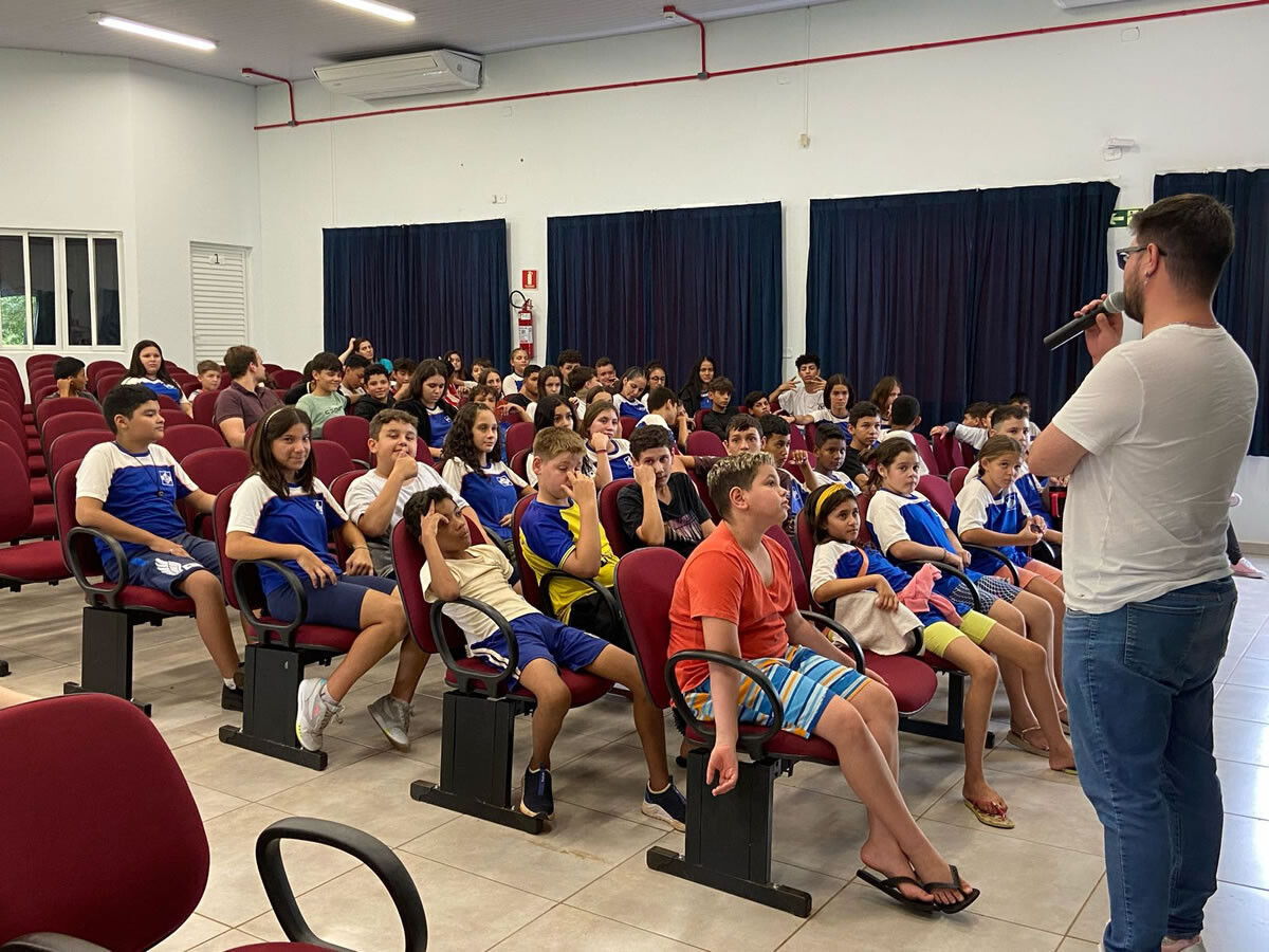 Saúde Bucal é Tema de Palestra e Distribuição de Kits para Alunos de Itaipulândia