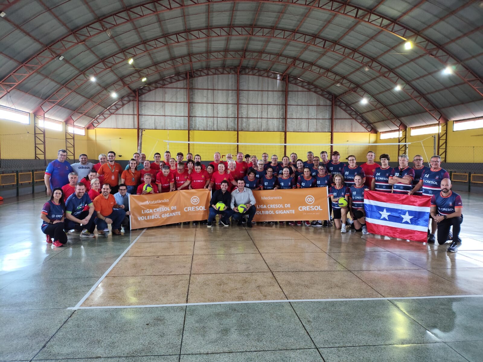 Equipes recebem uniformes da Liga Cresol Vôlei Gigante