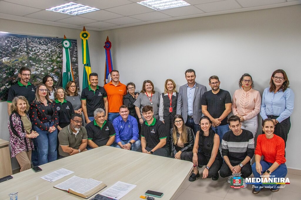 Cooperativas Frimesa e Cresol firmaram parceria com a Prefeitura para impressão do livro “Terra e Povo: uma História de Medianeira”