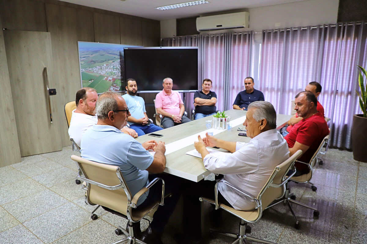 Deputado Sperafico visita Itaipulândia e confirma repasse de uma Retroescavadeira