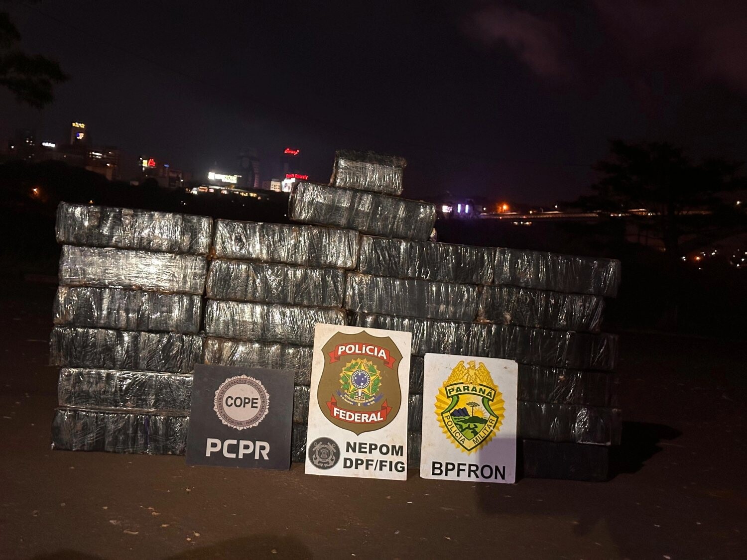 Ação entre PMPR, PCPR e PF apreende meia tonelada de maconha em Foz do Iguaçu