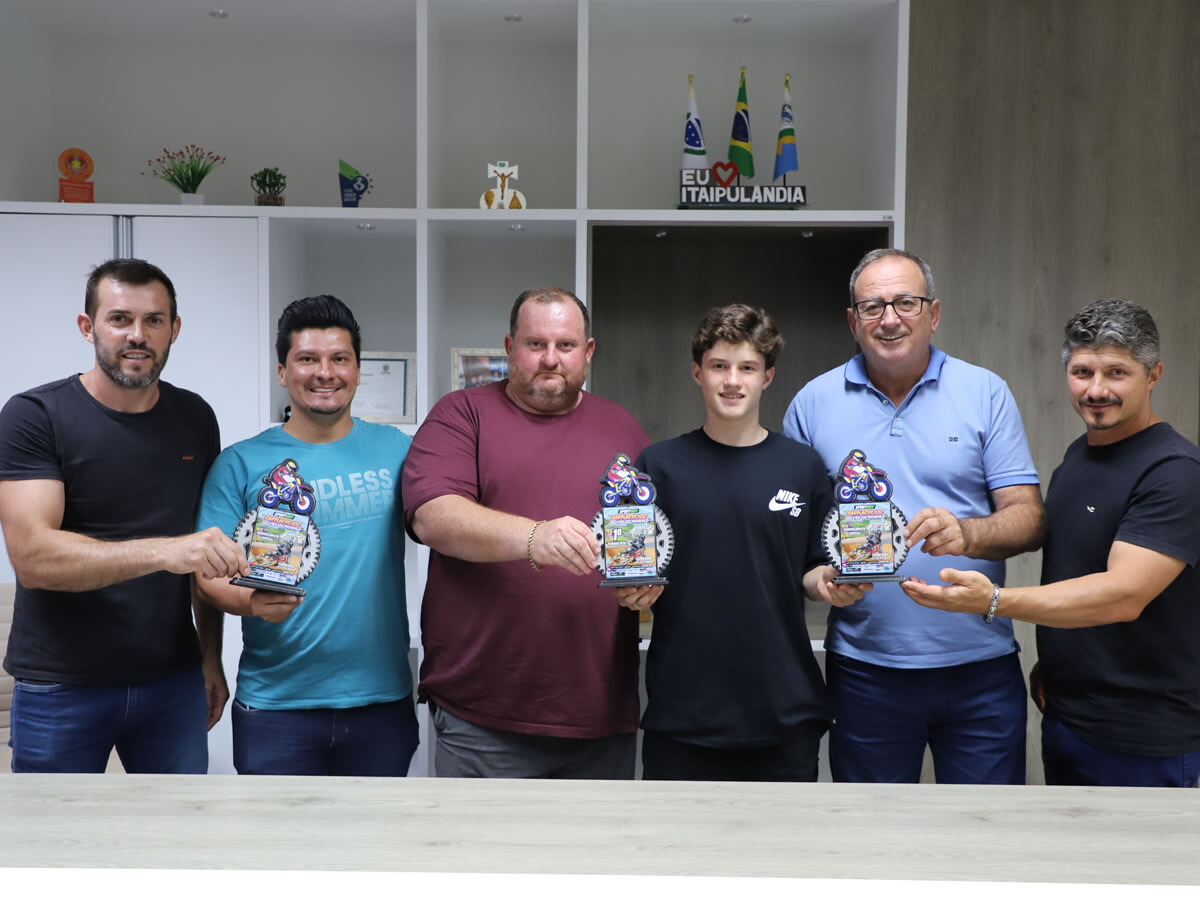 Prefeito Lindolfo Rui recepciona Campeão Brasileiro de Velocross e recebe uma réplica do troféu conquistado em Itaipulândia