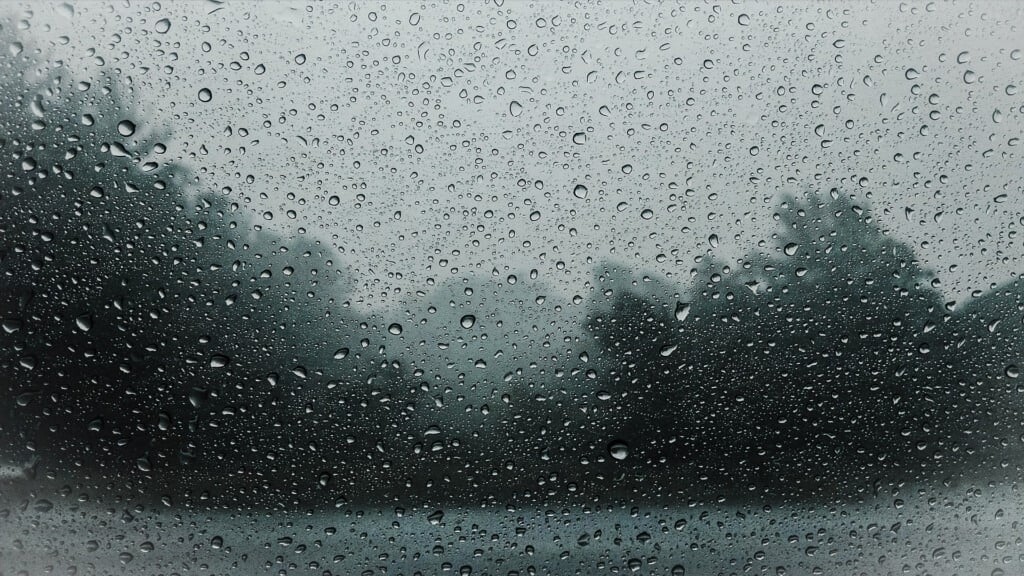 Frente fria e muita chuva vão marcar a semana; confira a previsão do tempo